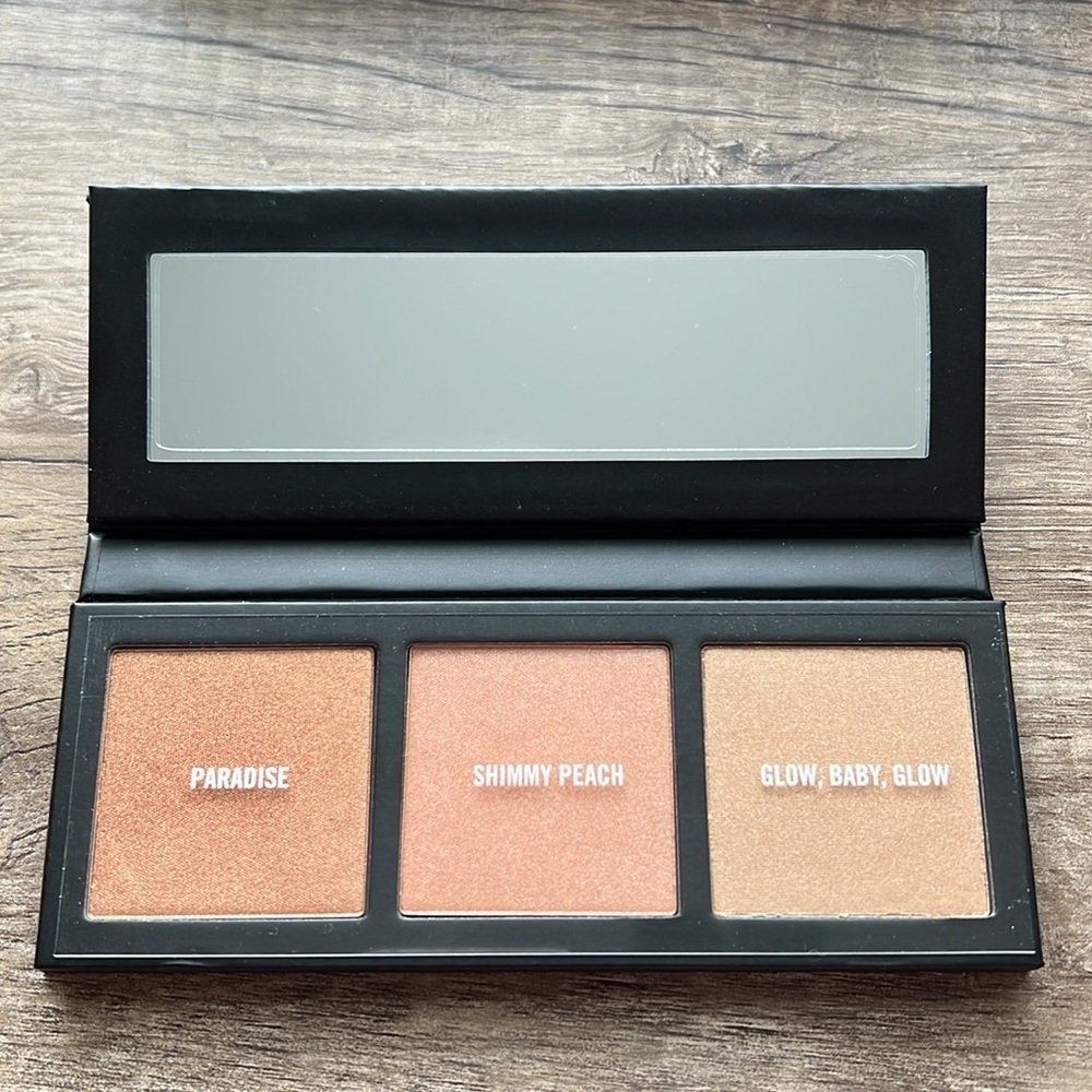 MAC Hyper Real Glow Highlighter Palette - Picture 7 of 11